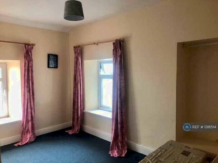 3 Bedroom Flat To Rent In Lloyd’S Terrace, Newcastle Emlyn, SA38
