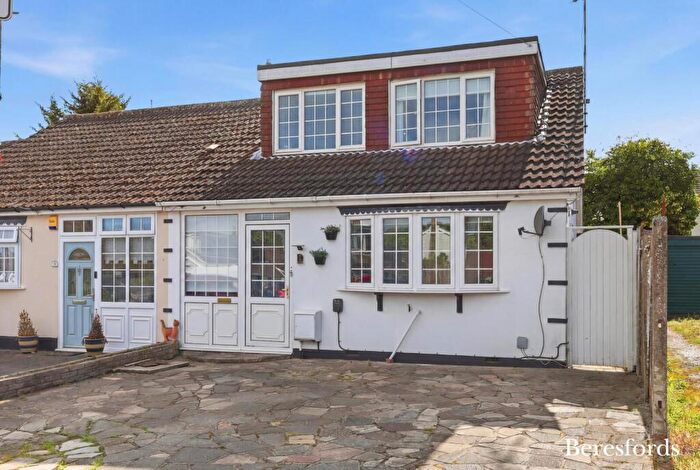 3 Bedroom Semi-Detached House For Sale In Trinity Close, Billericay, CM11