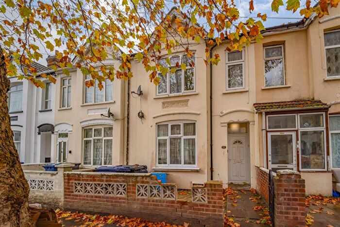 3 Bedroom Semi Detached House For Sale In West End Road, Southall, UB1
