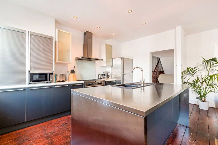 2 Bedroom Maisonette To Rent In Cambridge Gardens, Ladbroke Grove, London, W10