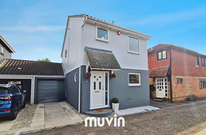 3 Bedroom Detached House For Sale In Clarence Close, Chelmsford, CM2