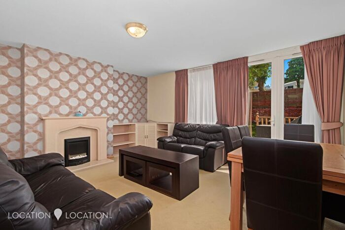 3 Bedroom Flat For Sale In Highbury Quadrant, London, N5