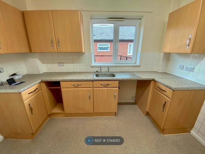 2 Bedroom Flat To Rent In Rodenhurst House, Market Drayton, TF9