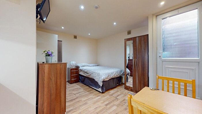 Studio To Rent In Ash Grove, London, NW2