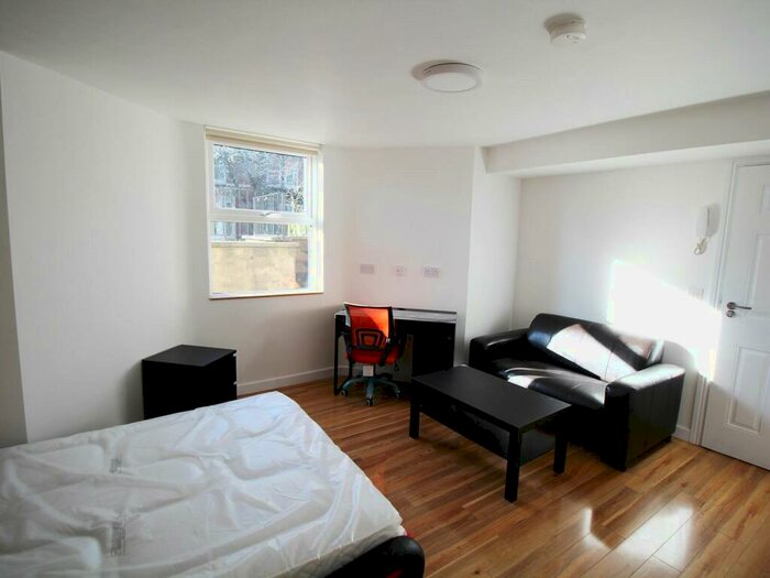 Apartment To Rent In Apt A, Regent Park Terrace #, LS6