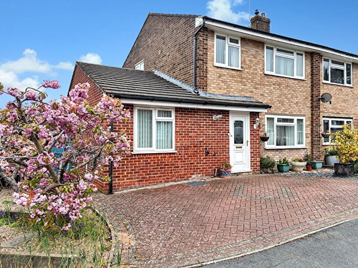 4 Bedroom Semi Detached House For Sale In Ambleside Gardens, Selsdon, South Croydon, CR0