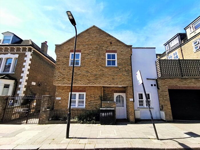 3 Bedroom Semi-Detached House To Rent In Finsbury Park Road, London, N4