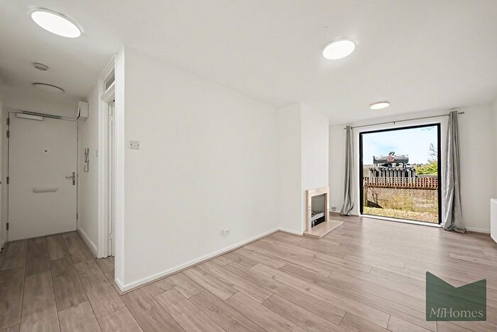 1 Bedroom Flat For Sale In Somercoates Close, Barnet, EN4