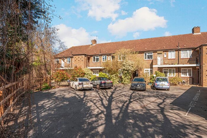 2 Bedroom Maisonette For Sale In Perth Close, London, SW20