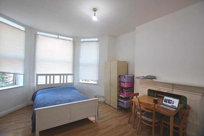 Studio To Rent In St Pauls Avenue, Willesden Green, NW2