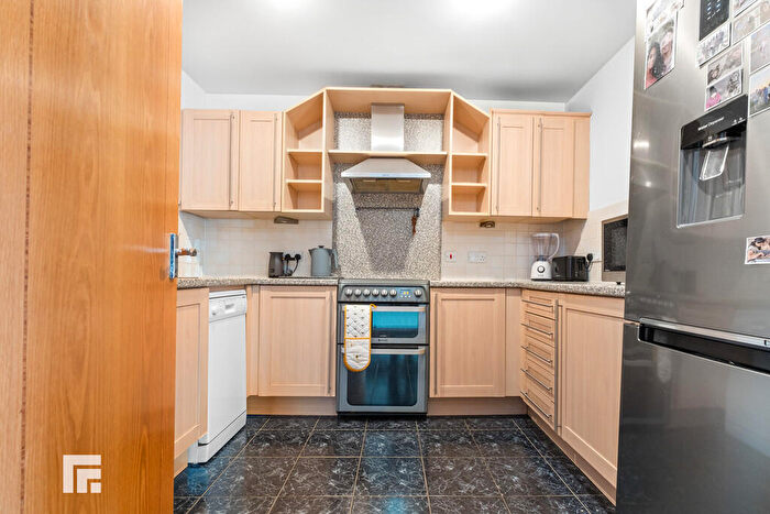 2 Bedroom Apartment To Rent In Adventurers Quay, Cardiff Bay, CF10