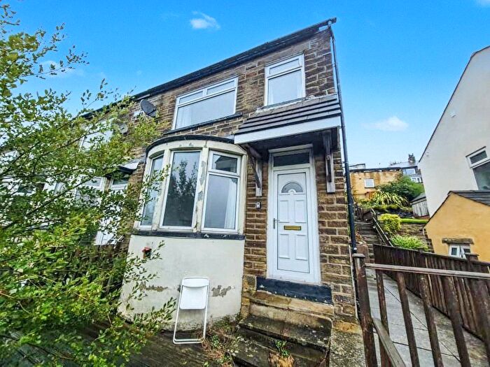 3 Bedroom End Of Terrace House For Sale In Park View Avenue, Halifax, West Yorkshire, HX3