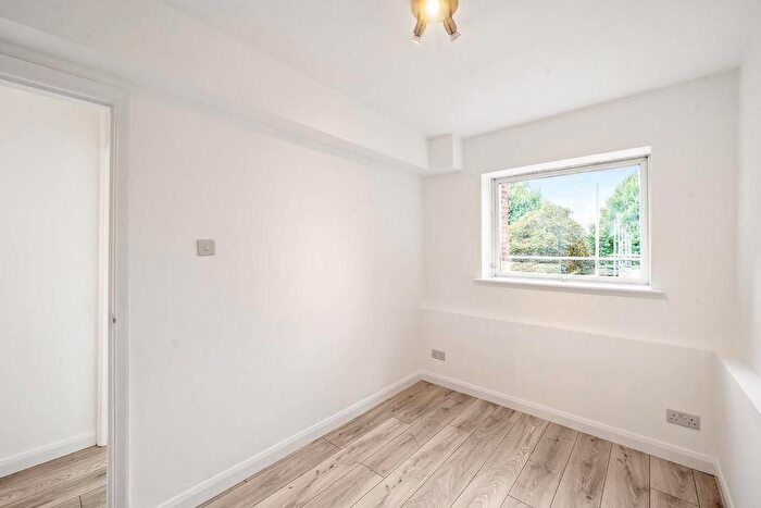 3 Bedroom Flat To Rent In Robin Hood Lane, Sutton, SM1