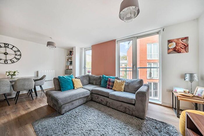2 Bedroom Flat For Sale In Bouverie Road, Stoke Newington, London, N16