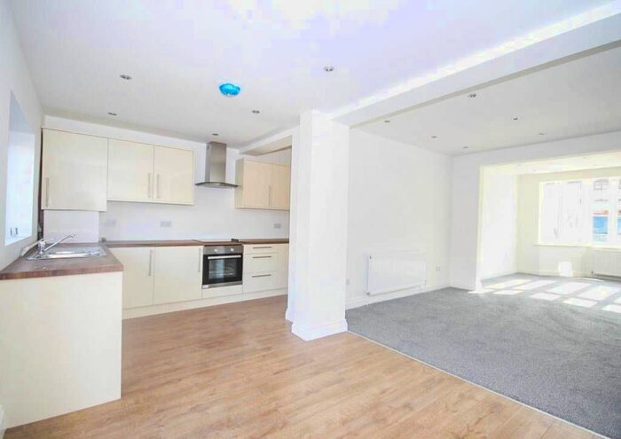 4 Bedroom Terraced House To Rent In Gorseway, Romford, RM7