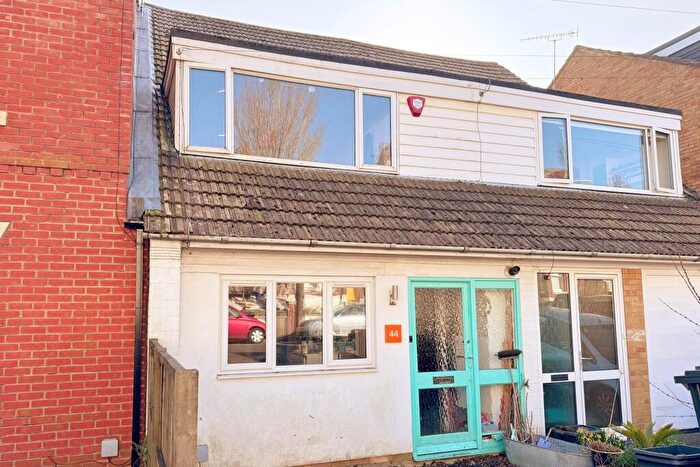 3 Bedroom Terraced House For Sale In Hythe Road, Brighton, BN1
