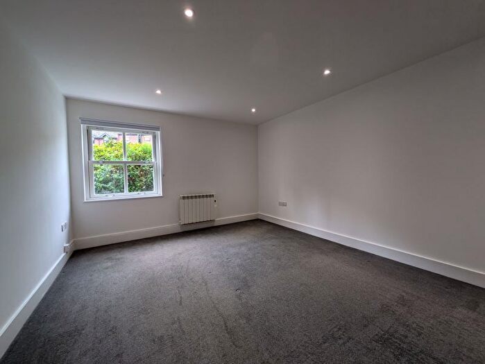 1 Bedroom Flat To Rent In Kyle House, Hampton, TW12