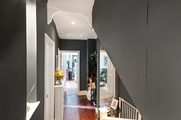 2 Bedroom Flat To Rent In Ravenslea Road, London, SW12