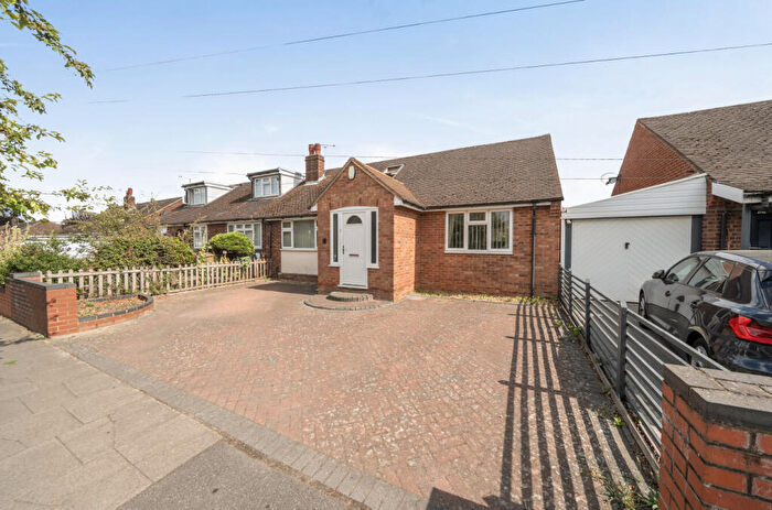 3 Bedroom Bungalow For Sale In Leagrave High Street, Luton, Bedfordshire, LU4