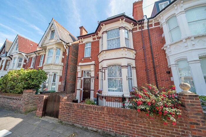 1 Bedroom Flat To Rent In Bembridge Crescent, Southsea, Hampshire, PO4