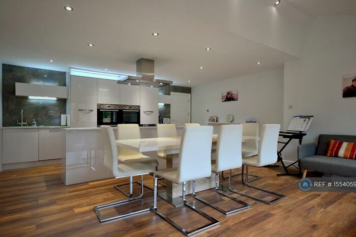 5 Bedroom Semi-Detached House To Rent In Silverdale Road, Earley, Reading, RG6