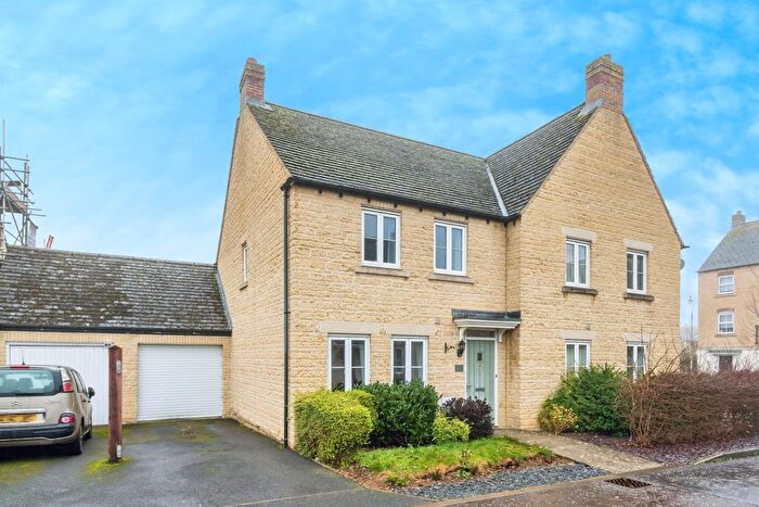 3 Bedroom Semi Detached House For Sale In Ashdeane, Carterton, OX18