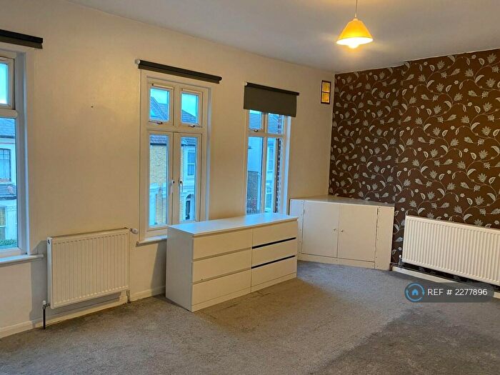 2 Bedroom Flat To Rent In Thurlestone Road, West Norwood, London, SE27