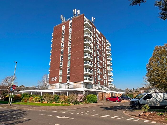 2 Bedroom Flat For Sale In Victoria Avenue, West Molesey, KT8