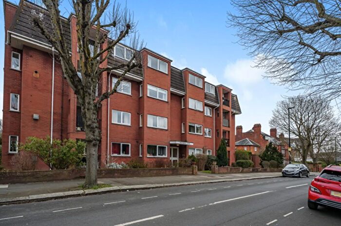 3 Bedroom Flat For Sale In West Ridge Court, Park Hill, Ealing, W5
