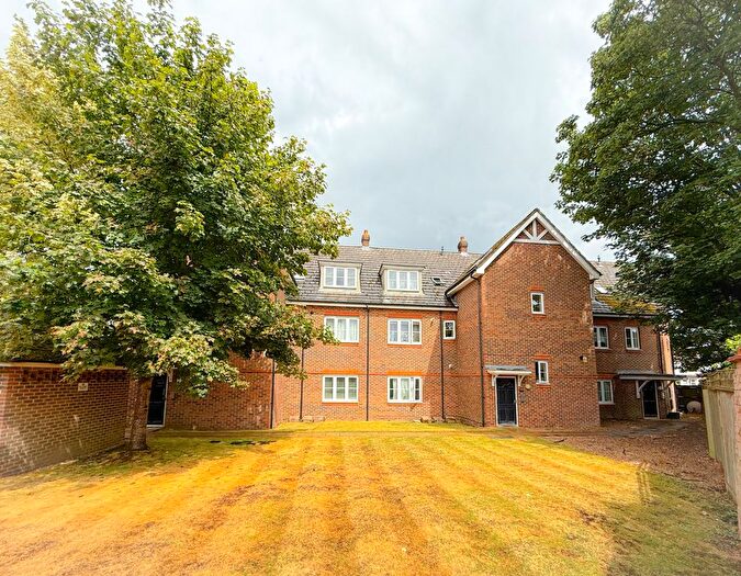 1 Bedroom Flat To Rent In Queens Avenue, Watford, WD18