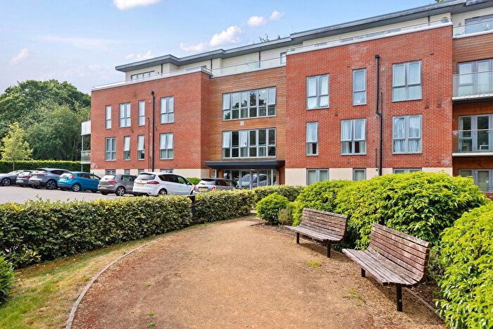 2 Bedroom Flat To Rent In Morewood Close, TN13