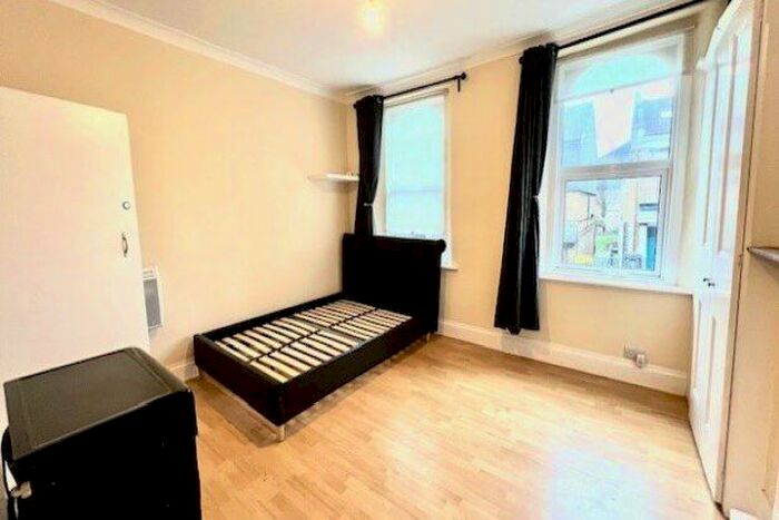 Studio To Rent In Langthorne Road, London, E11