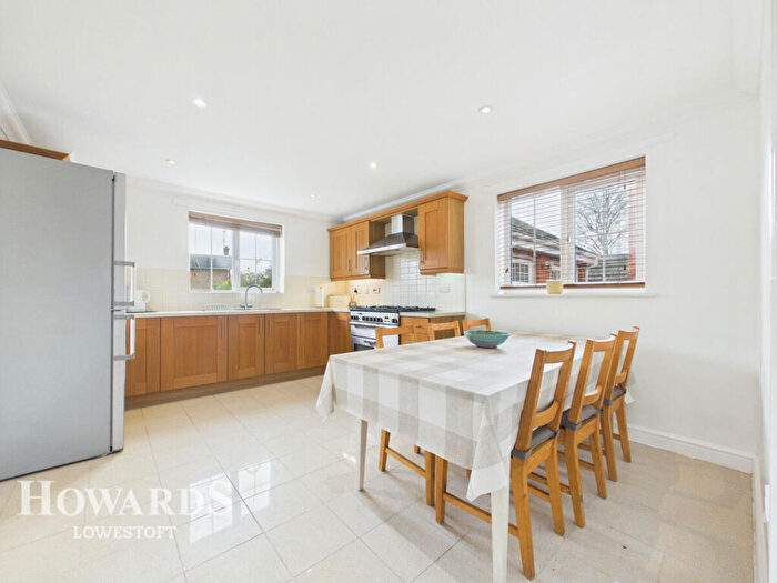 4 Bedroom Detached House For Sale In Pinebanks, Lowestoft, NR32