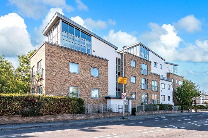 1 Bedroom Flat For Sale In Lamberts Road, St. Marks Heights, KT5