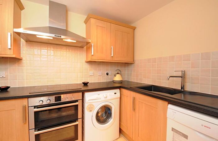 3 Bedroom Flat To Rent In Beech Road, Headington, Oxford, OX3
