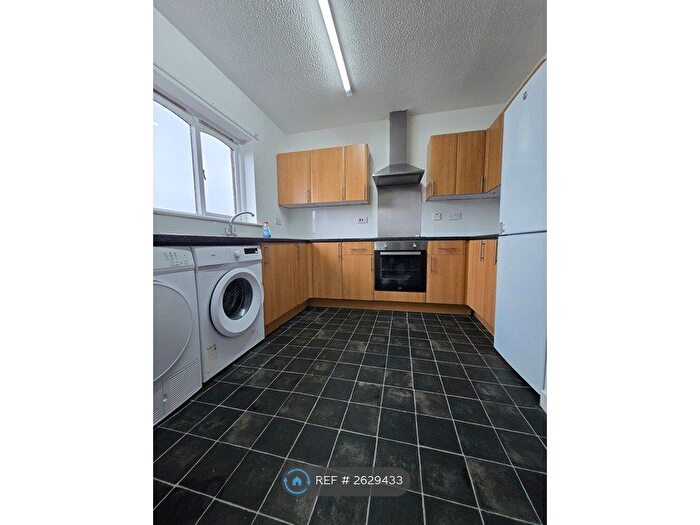 2 Bedroom Flat To Rent In Longdales Place, Falkirk, FK2