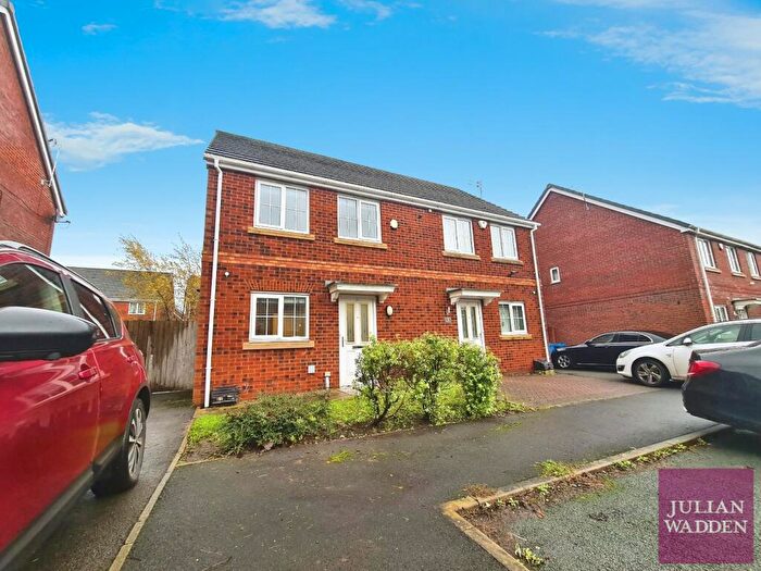 2 Bedroom Semi Detached House To Rent In Sunnybrow Close, Oldham, OL8