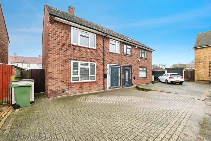 3 Bedroom Semi Detached House For Sale In Lancing Road, Romford, RM3