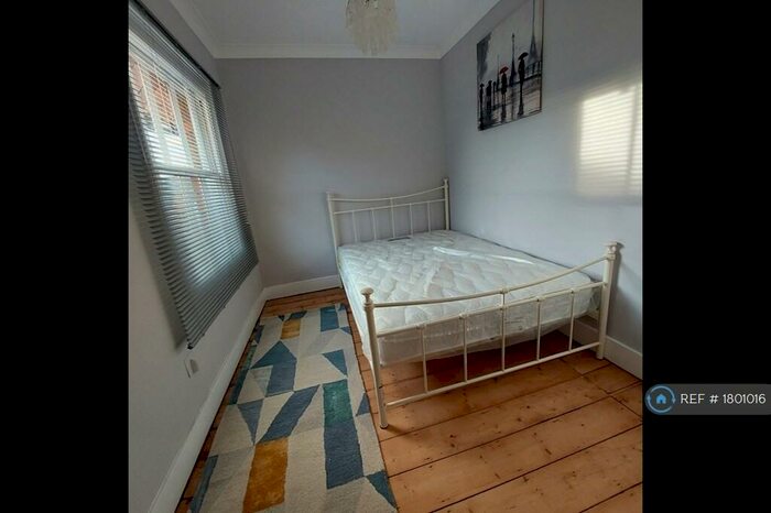 2 Bedroom Flat To Rent In Adelaide Square, Bedford, MK40