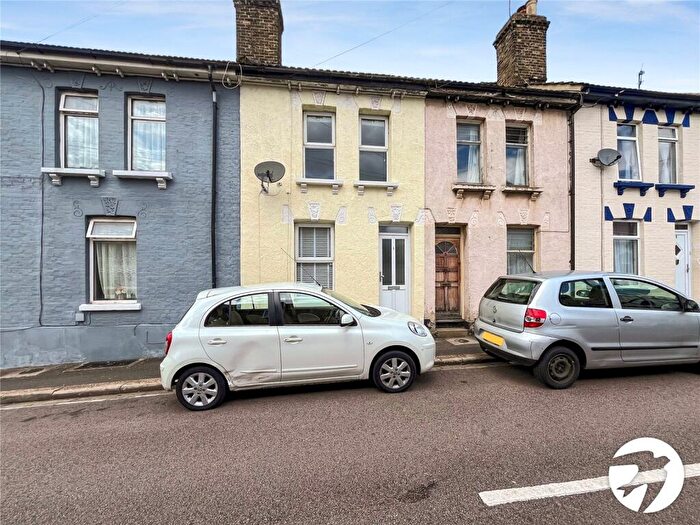 3 Bedroom Terraced House To Rent In Cross Street, Rochester, Kent, ME2