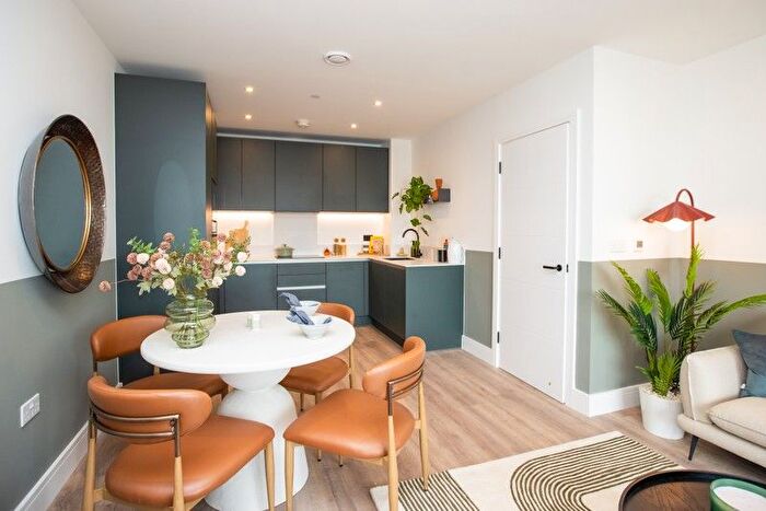 2 Bedroom Flat For Sale In Hawks Road, Kingston Upon Thames, KT1