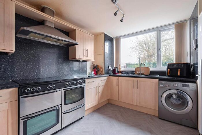 2 Bedroom Maisonette For Sale In Lowedges Road, S8