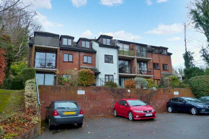 2 Bedroom Flat To Rent In Merlebank, Hospital Hill, Chesham, HP5