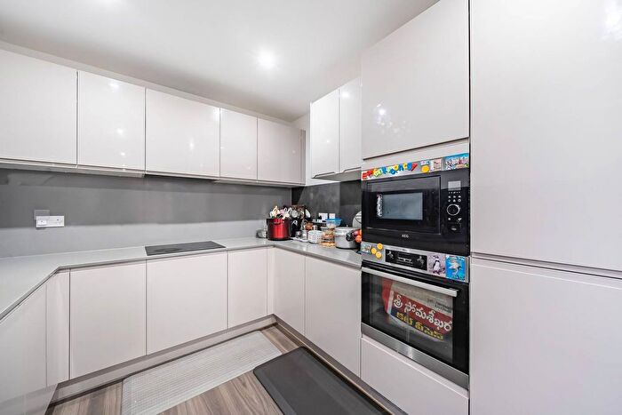 3 Bedroom Flat To Rent In Frazer Nash Close, Hounslow, Middlesex, TW7