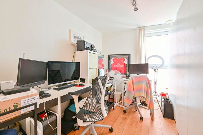 2 Bedroom Flat To Rent In Oceanis Apartments, Docklands, London, E16