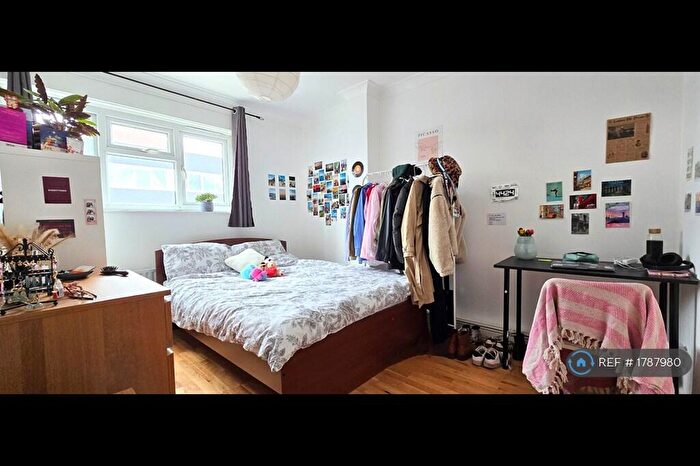 3 Bedroom Flat To Rent In Vince Court, London, N1