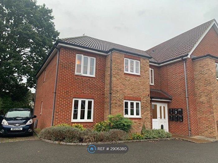 2 Bedroom Flat To Rent In Holmefield Place, New Haw, Addlestone, KT15