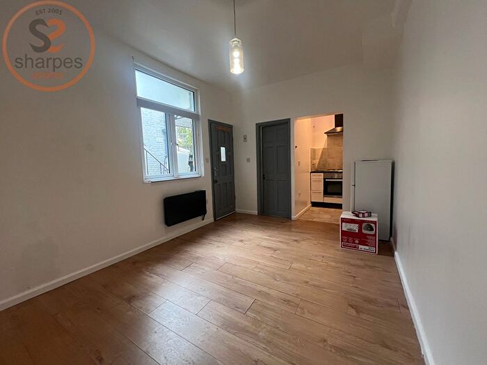 Studio To Rent In Studio Flat, Balham High Road, London, SW17