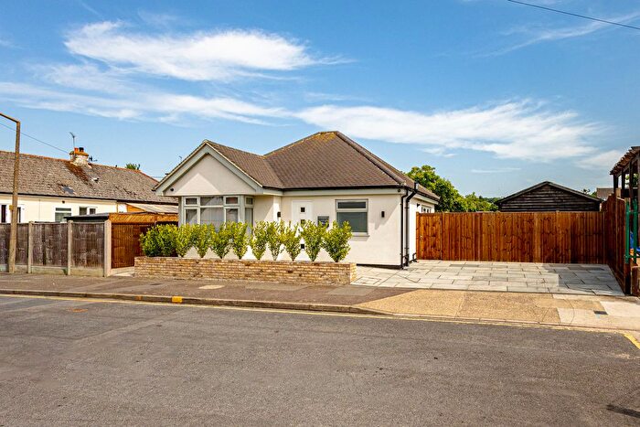 1 Bedroom Detached Bungalow For Sale In Kenilworth Gardens, Rayleigh, SS6