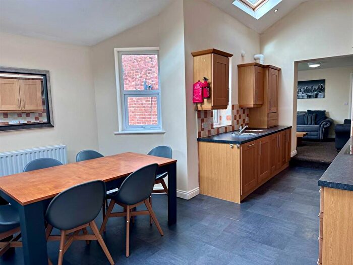 3 Bedroom Flat To Rent In Myrtle Grove, Newcastle Upon Tyne, NE2